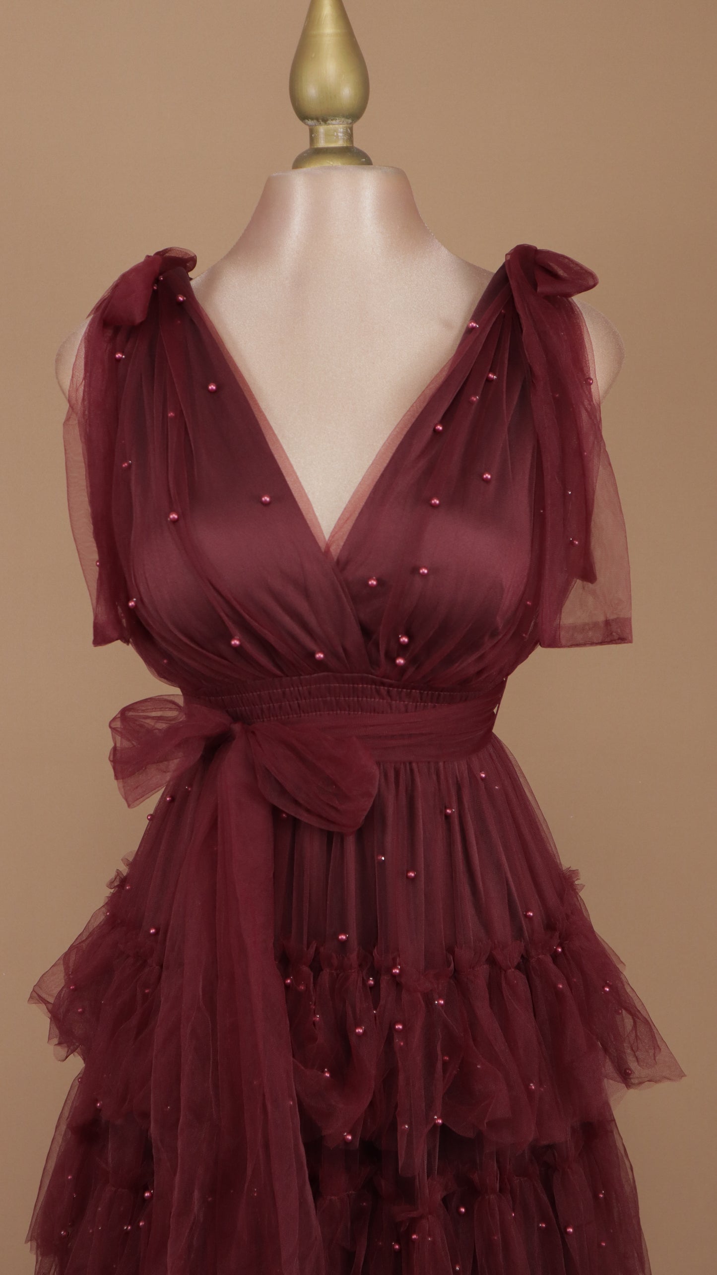Vestido largo de tul con perlas y escote en V