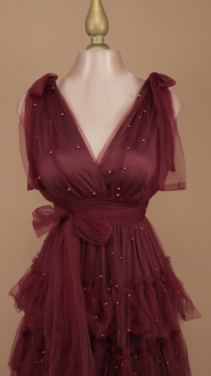 Vestido largo de tul con perlas y escote en V