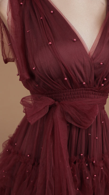 Vestido largo de tul con perlas y escote en V