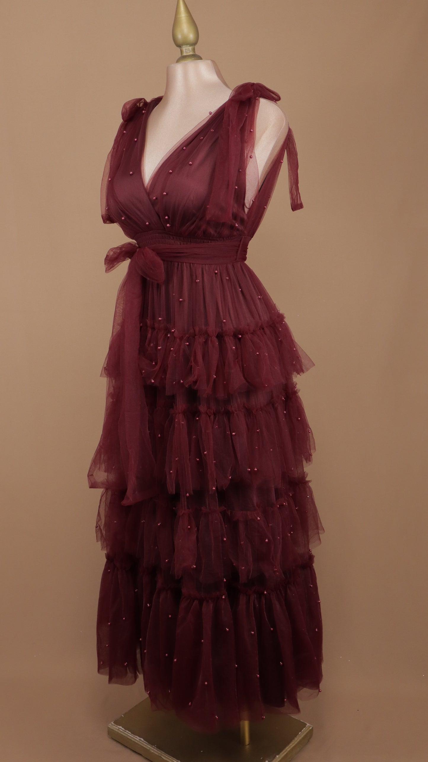 Vestido largo de tul con perlas y escote en V
