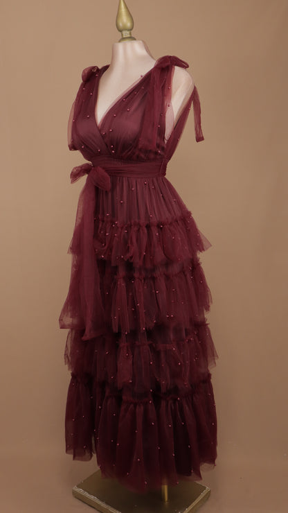 Vestido largo de tul con perlas y escote en V