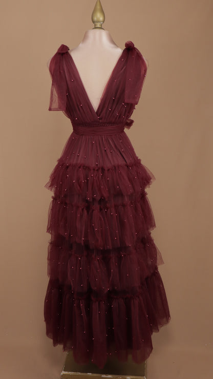 Vestido largo de tul con perlas y escote en V