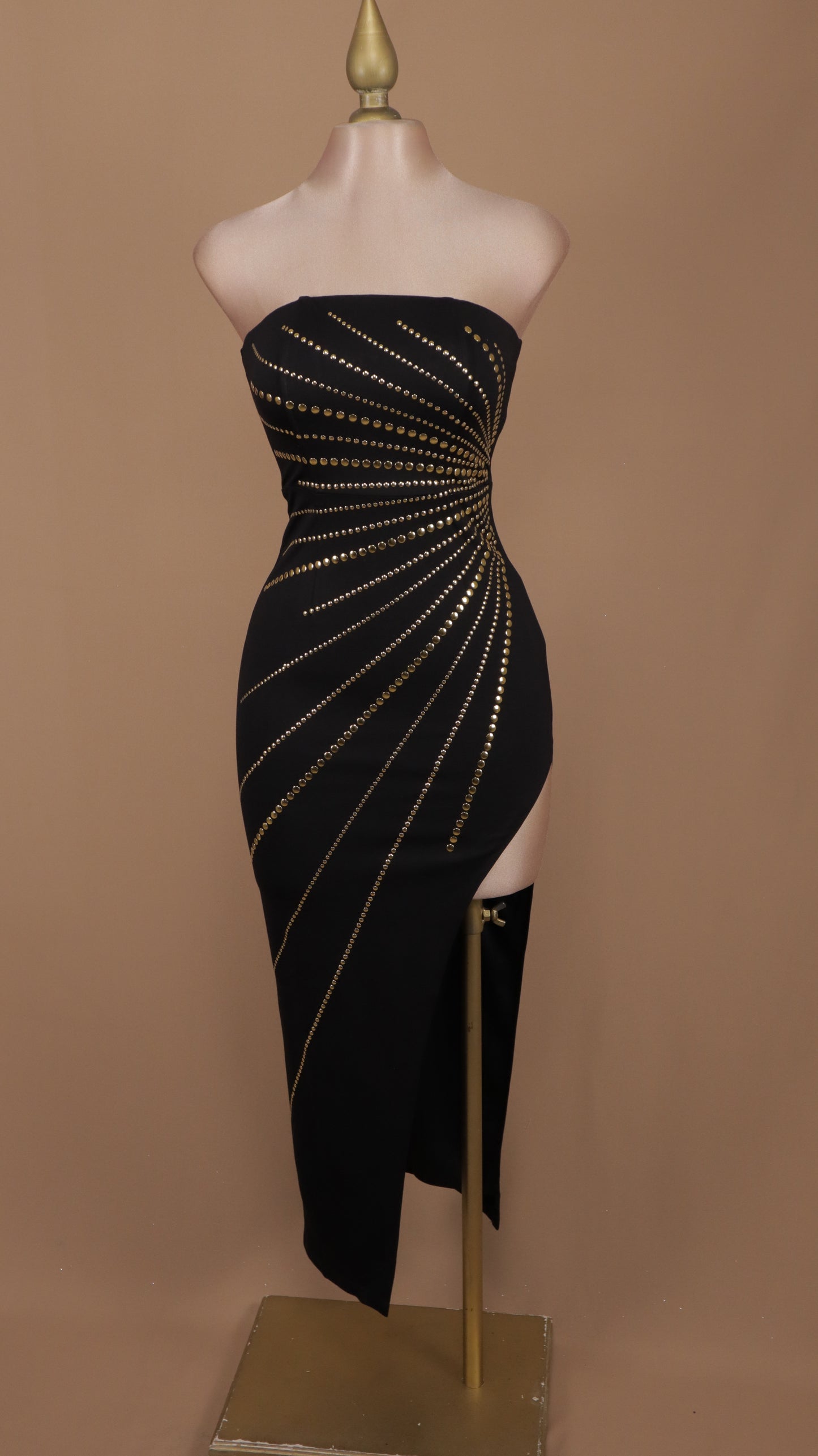 Vestido midi estraple y abertura con estoperol