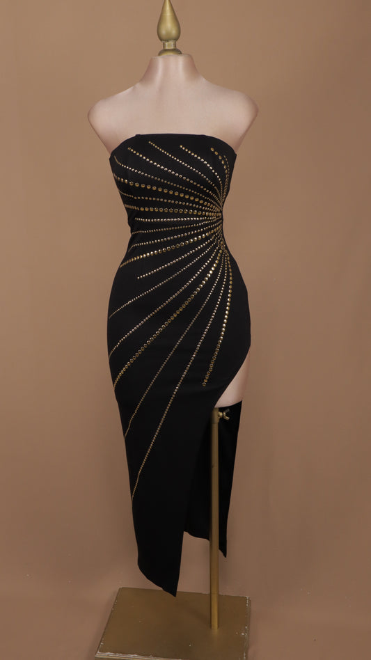 Vestido midi estraple y abertura con estoperol