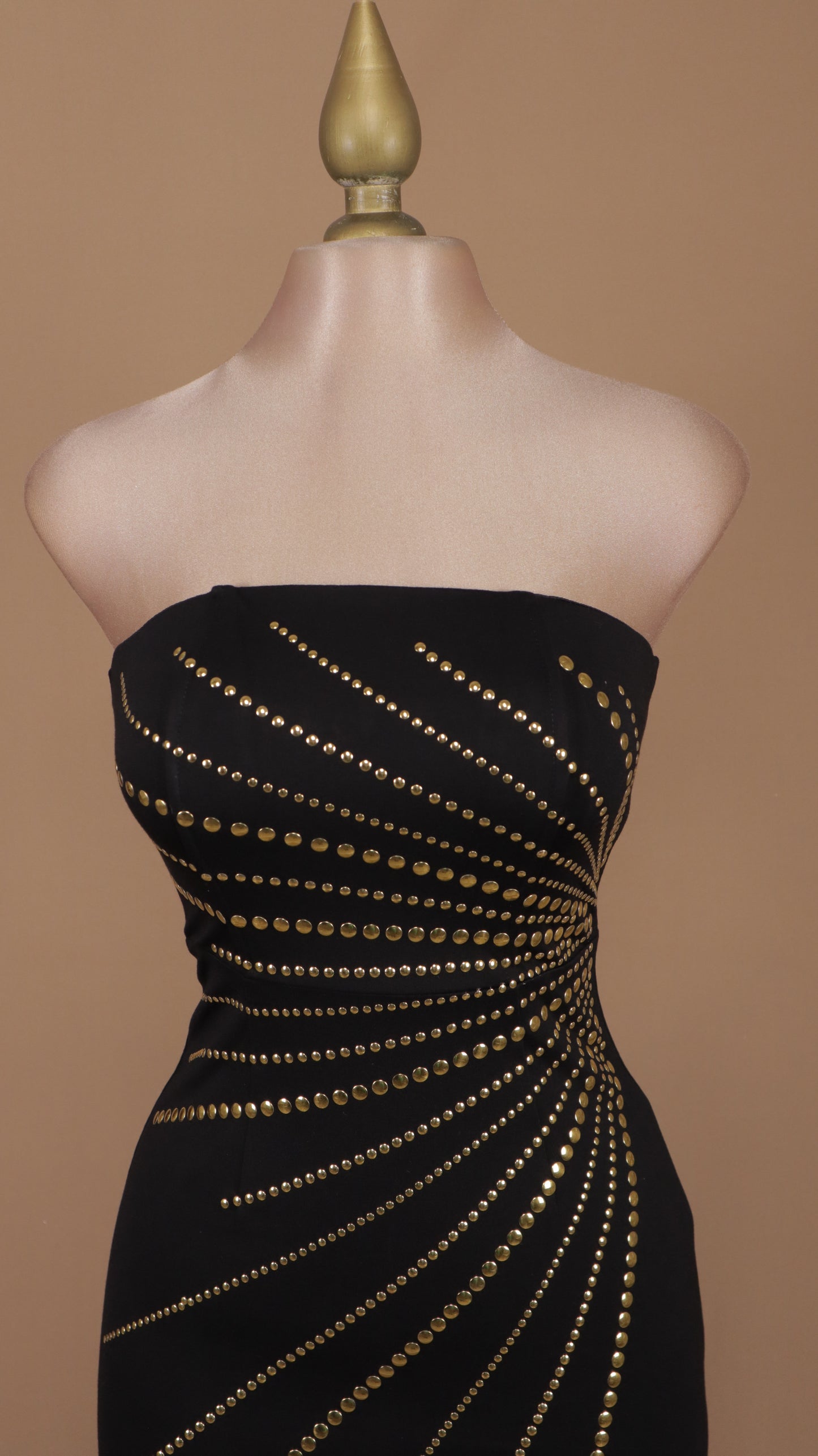 Vestido midi estraple y abertura con estoperol
