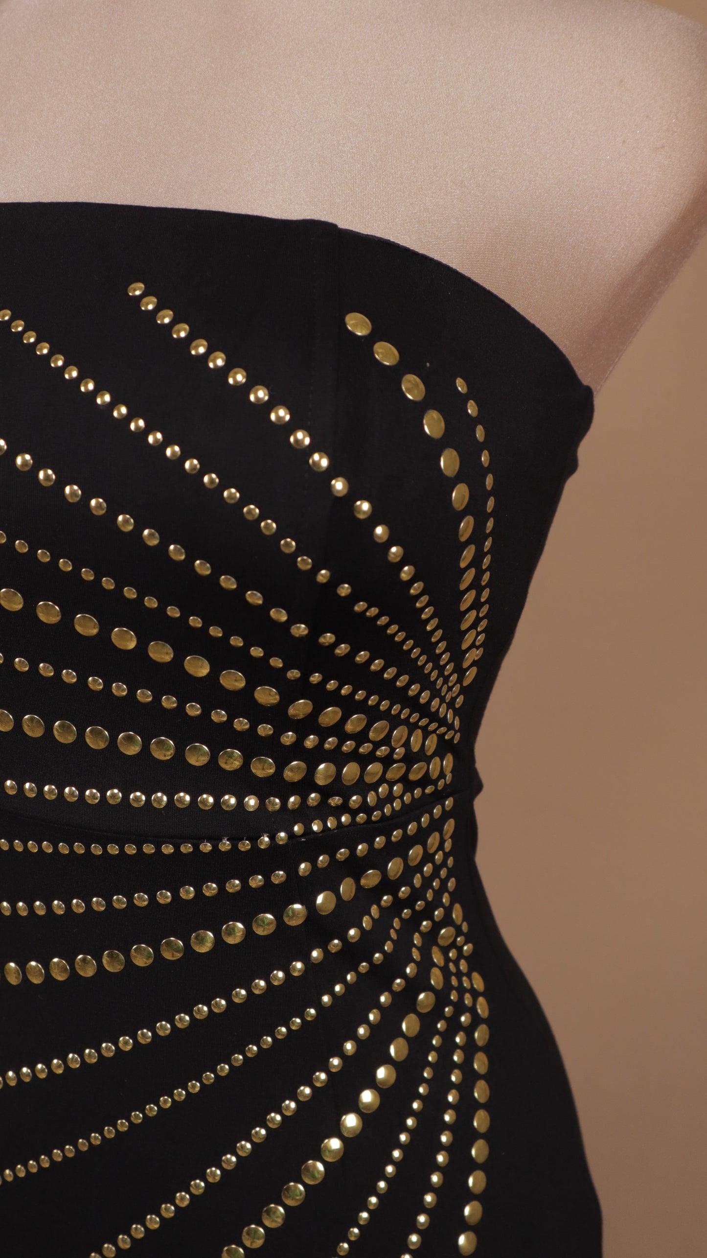 Vestido midi estraple y abertura con estoperol