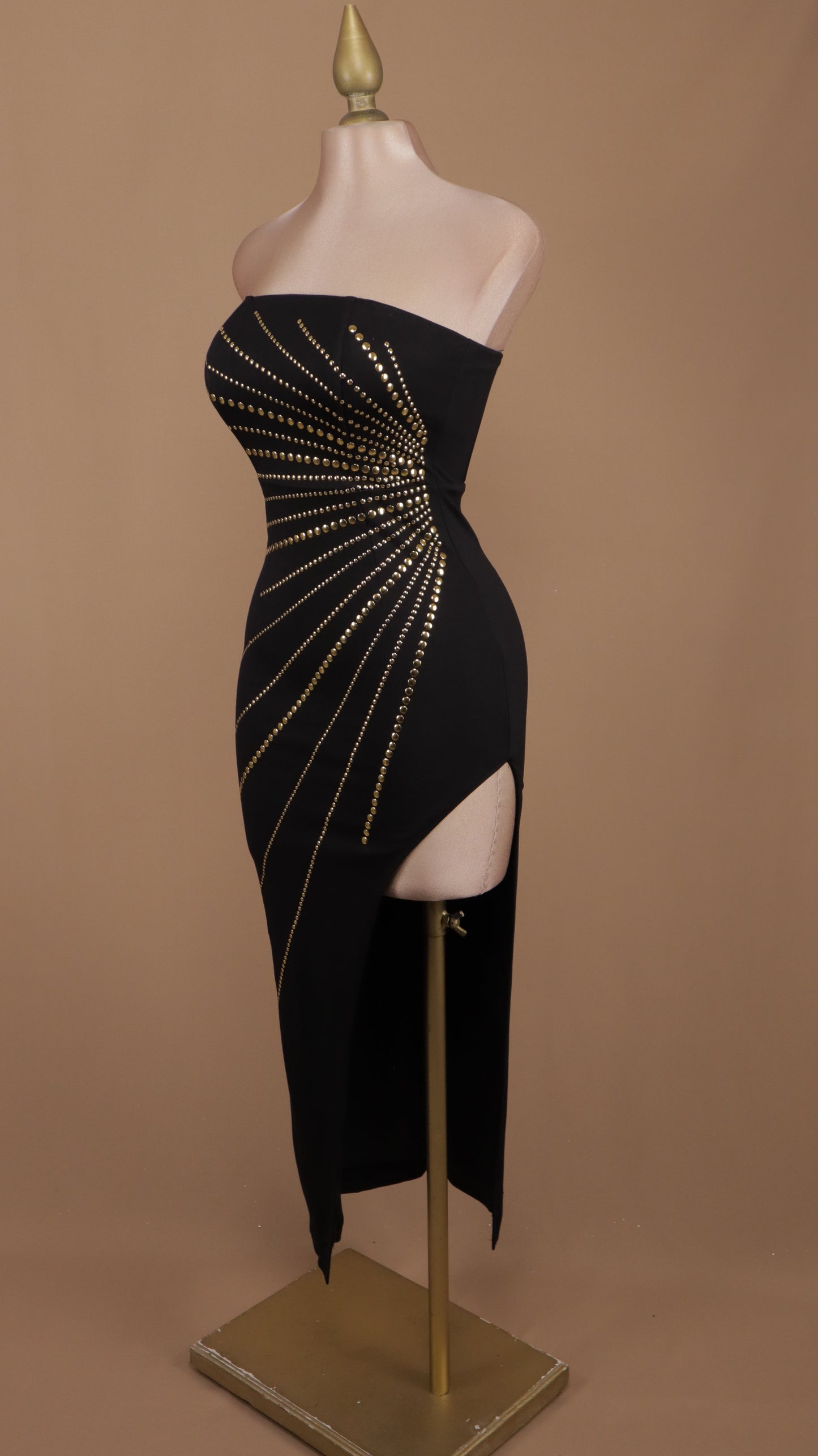 Vestido midi estraple y abertura con estoperol