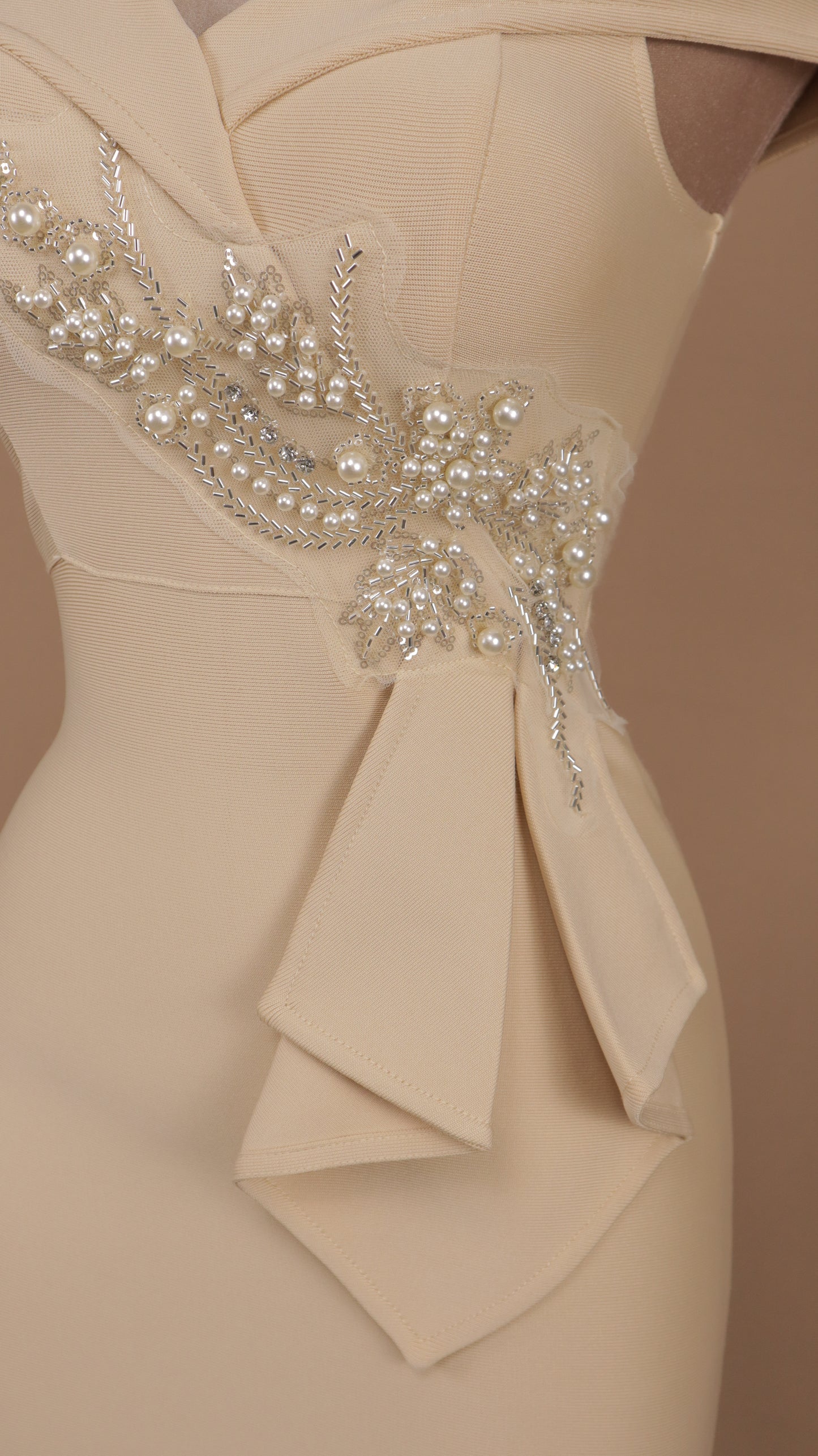 Vestido corto de bandage con aplicación
