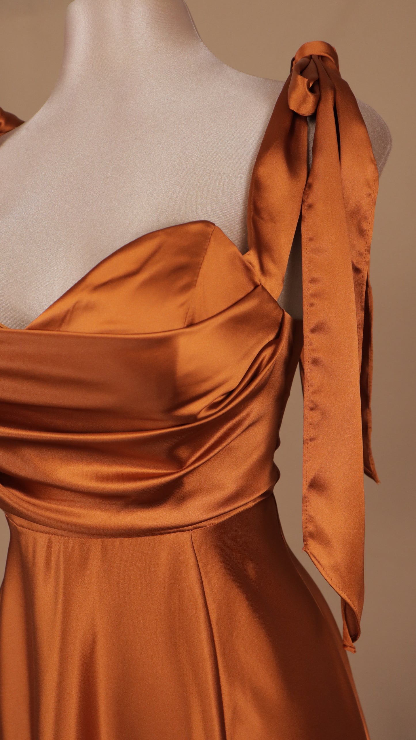 Vestido largo satinado línea A