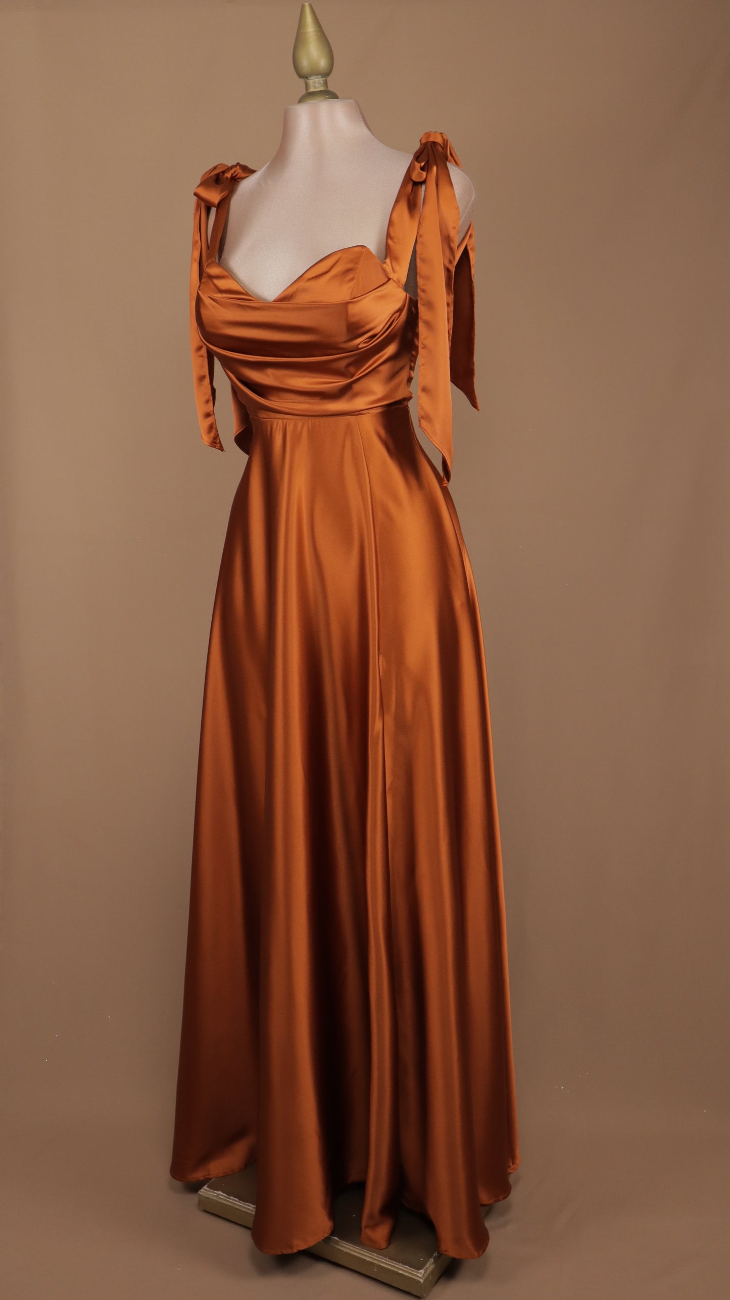 Vestido largo satinado línea A