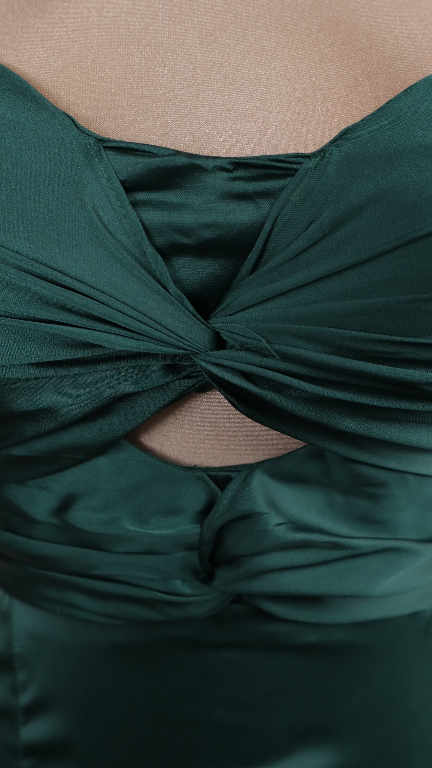 Vestido largo satinado con escote y agujetas