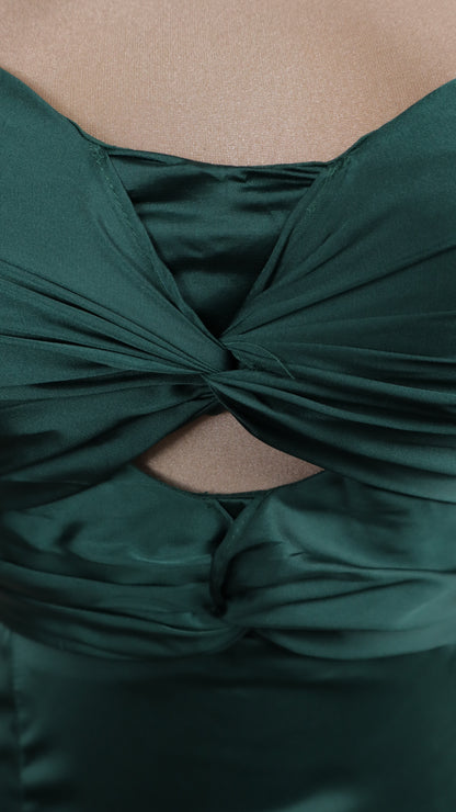 Vestido largo satinado con escote y agujetas