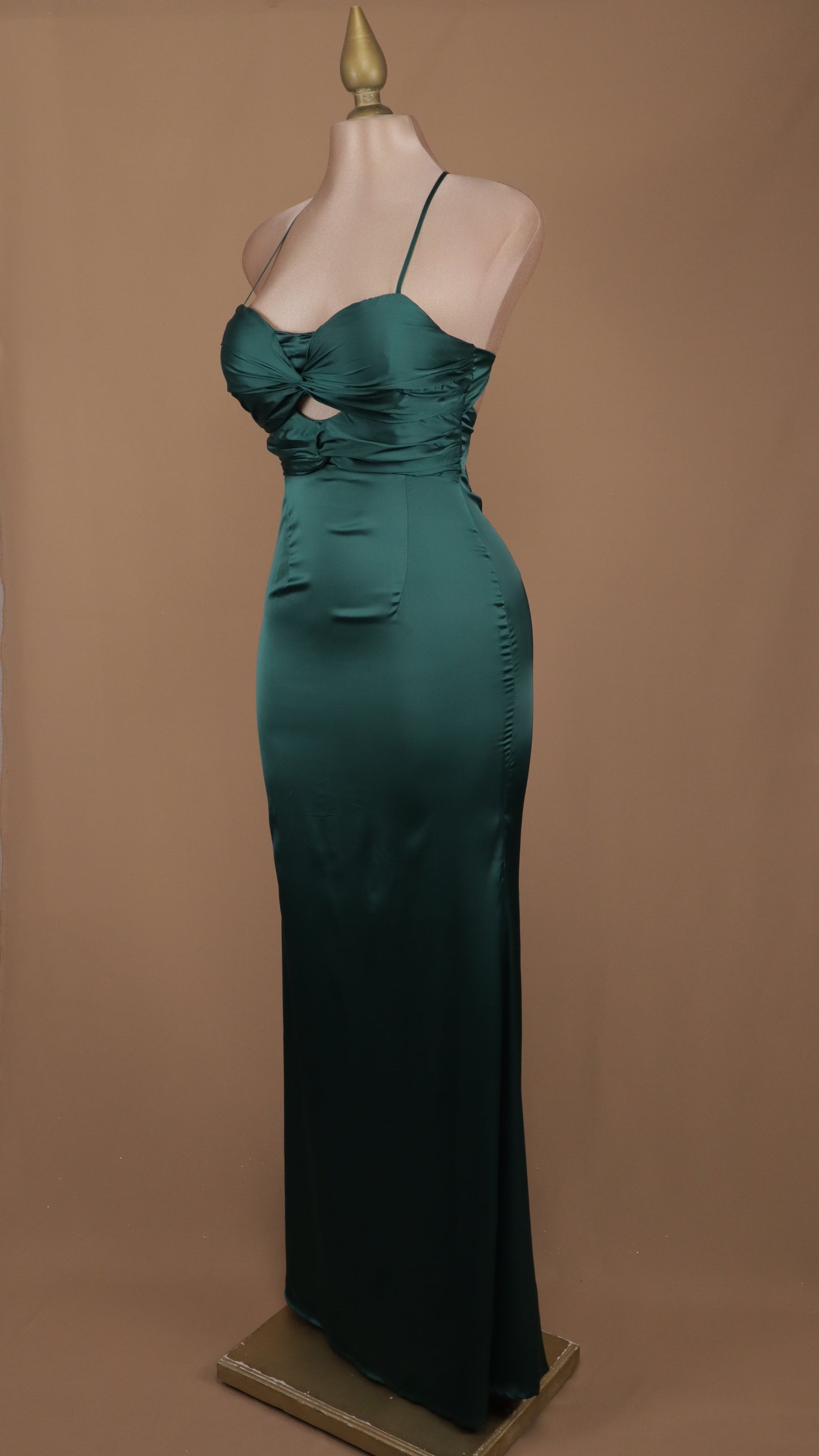 Vestido largo satinado con escote y agujetas