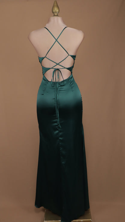Vestido largo satinado con escote y agujetas