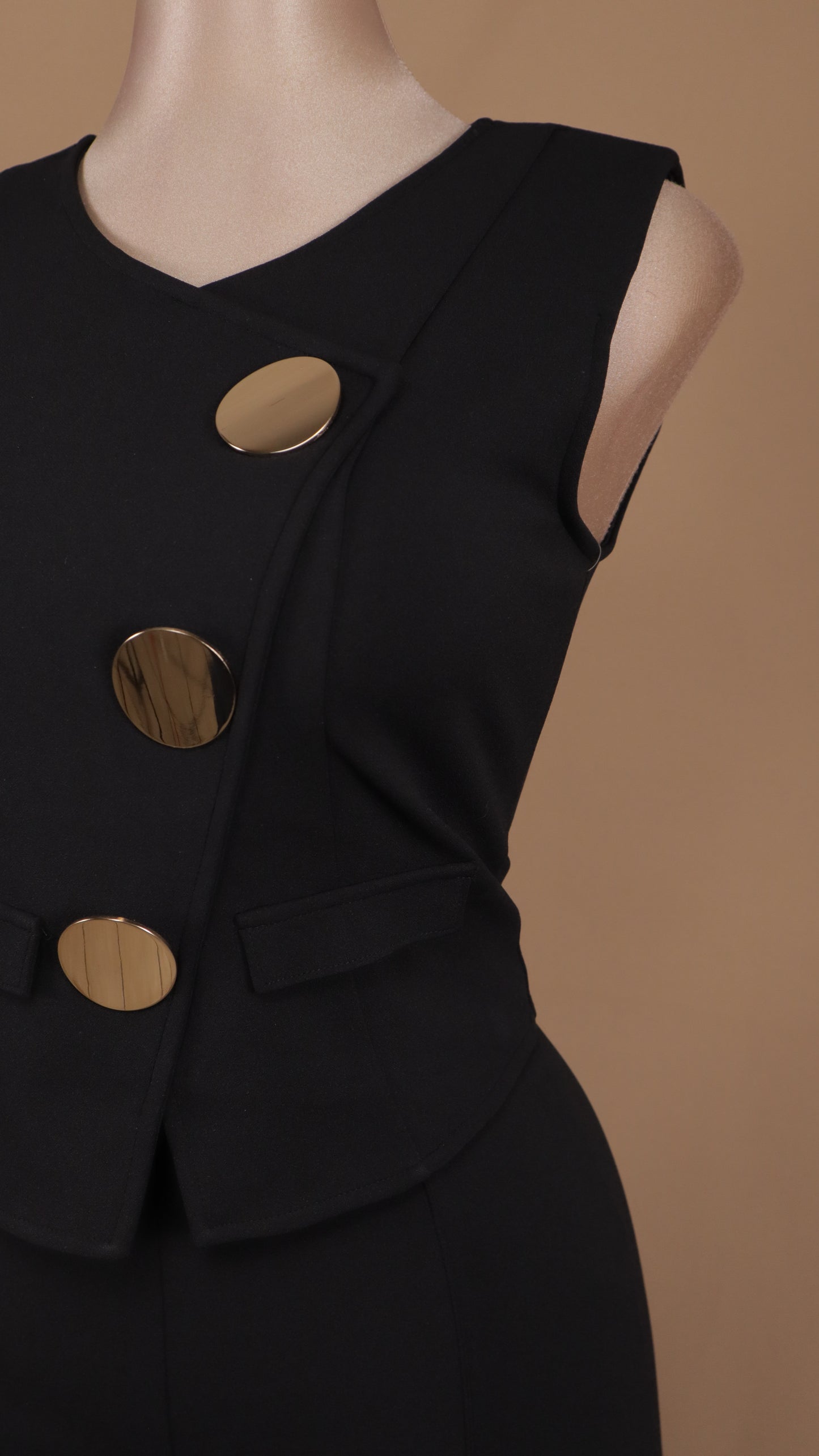 Conjunto de pantalón y crop con botones dorados