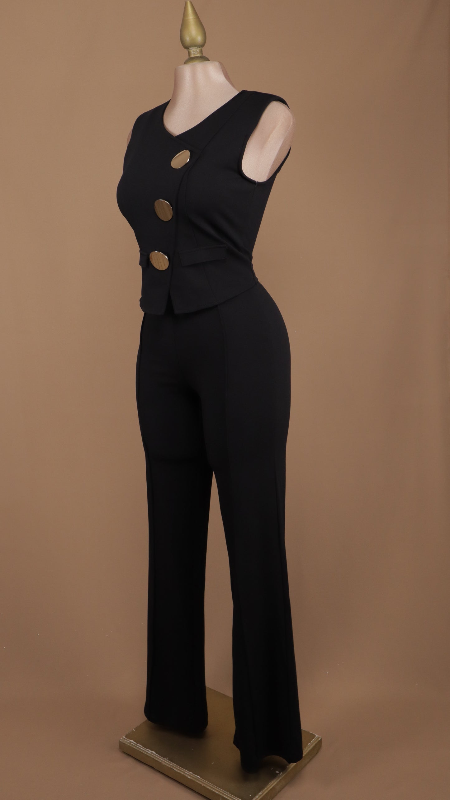 Conjunto de pantalón y crop con botones dorados