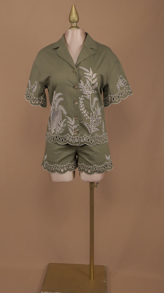 Conjunto de short y blusa bordados
