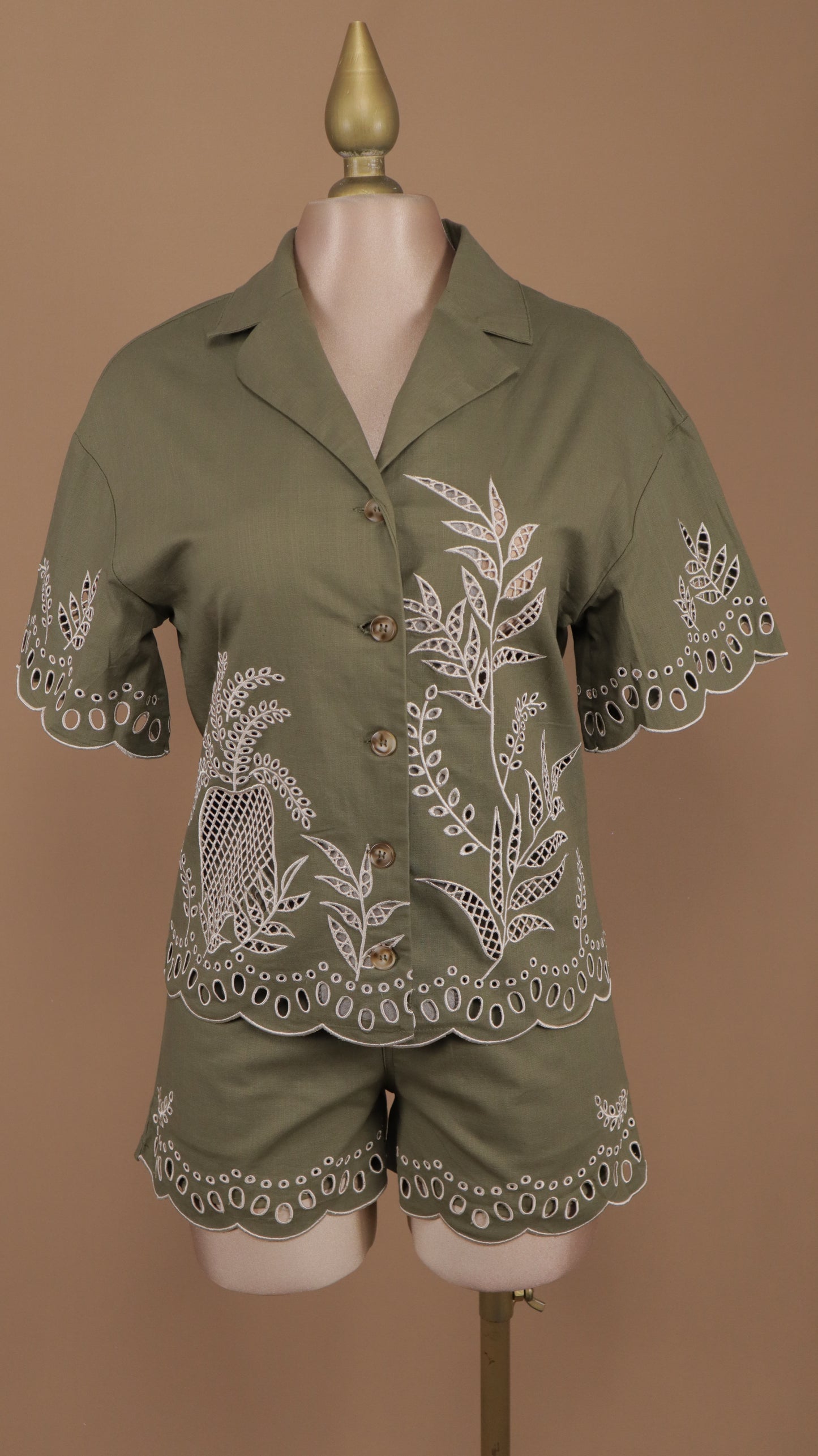 Conjunto de short y blusa bordados