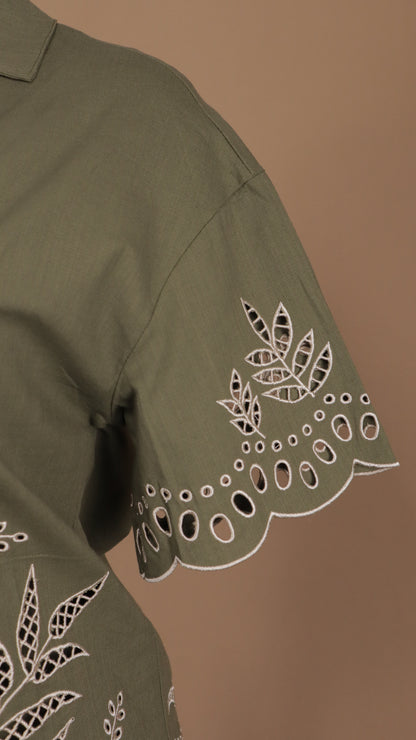 Conjunto de short y blusa bordados