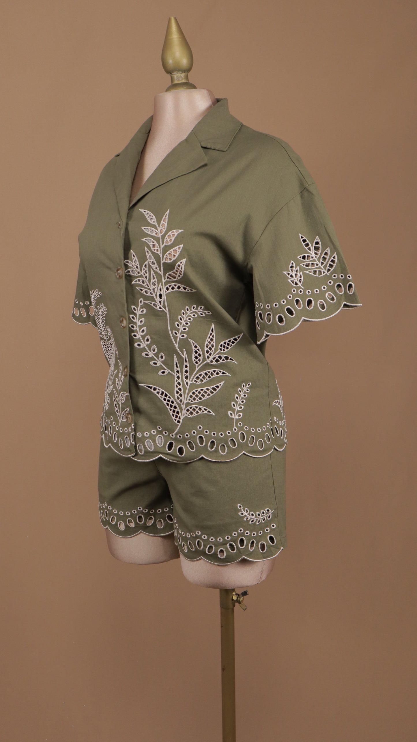 Conjunto de short y blusa bordados