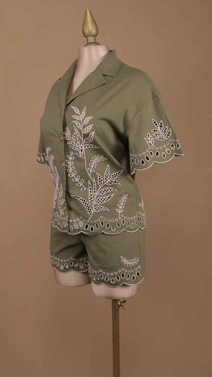 Conjunto de short y blusa bordados