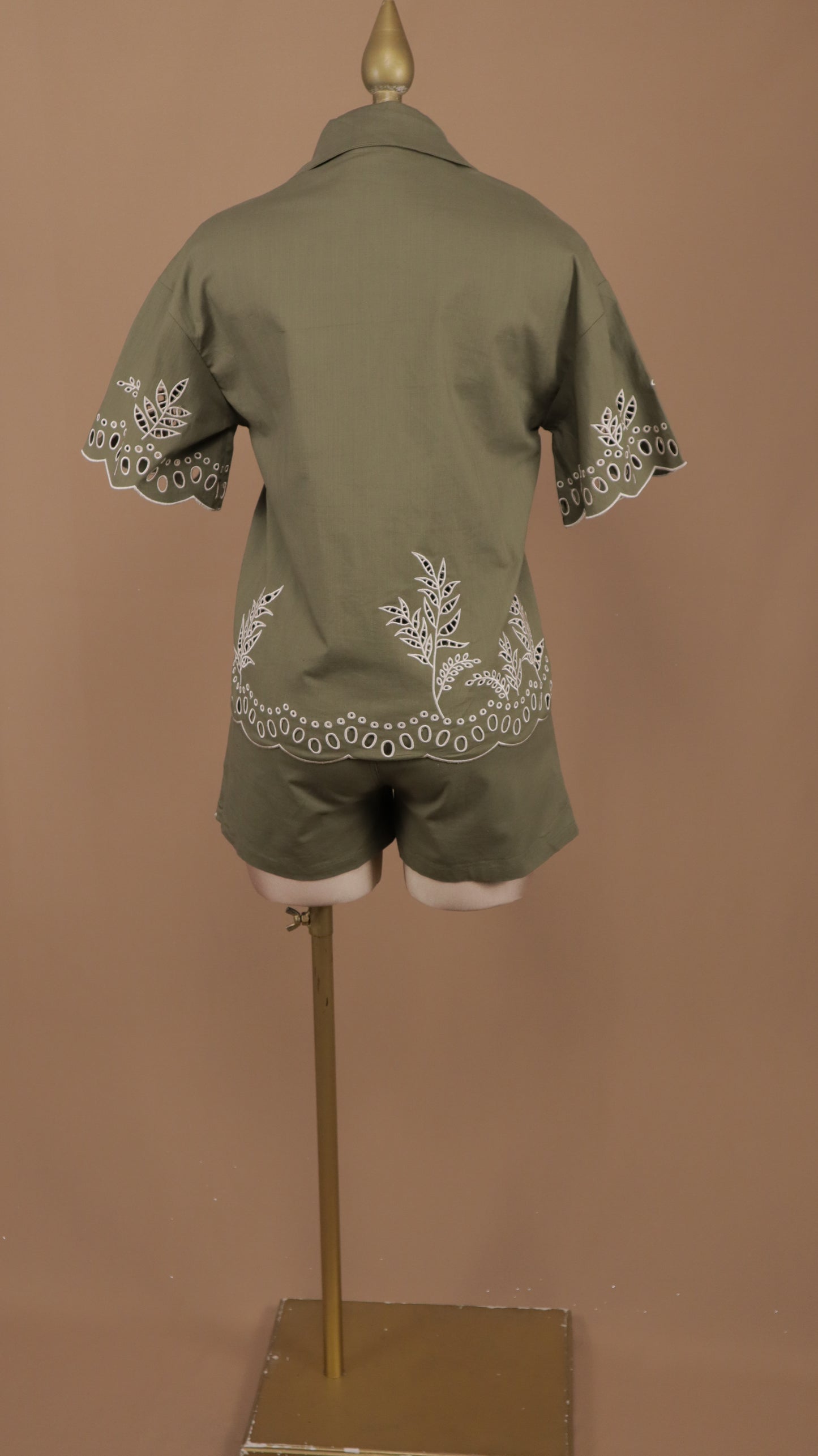 Conjunto de short y blusa bordados
