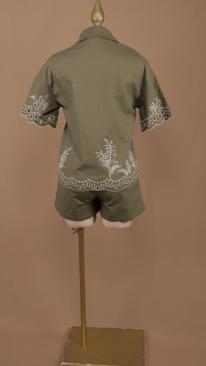 Conjunto de short y blusa bordados