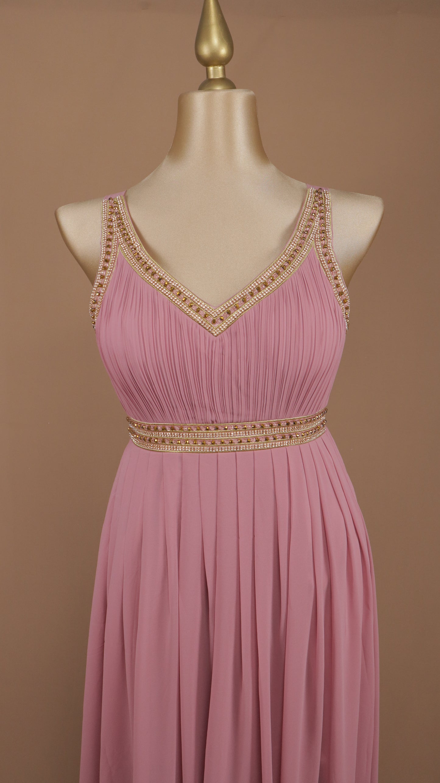 Vestido largo extra con elástico en la espalda y aplicación