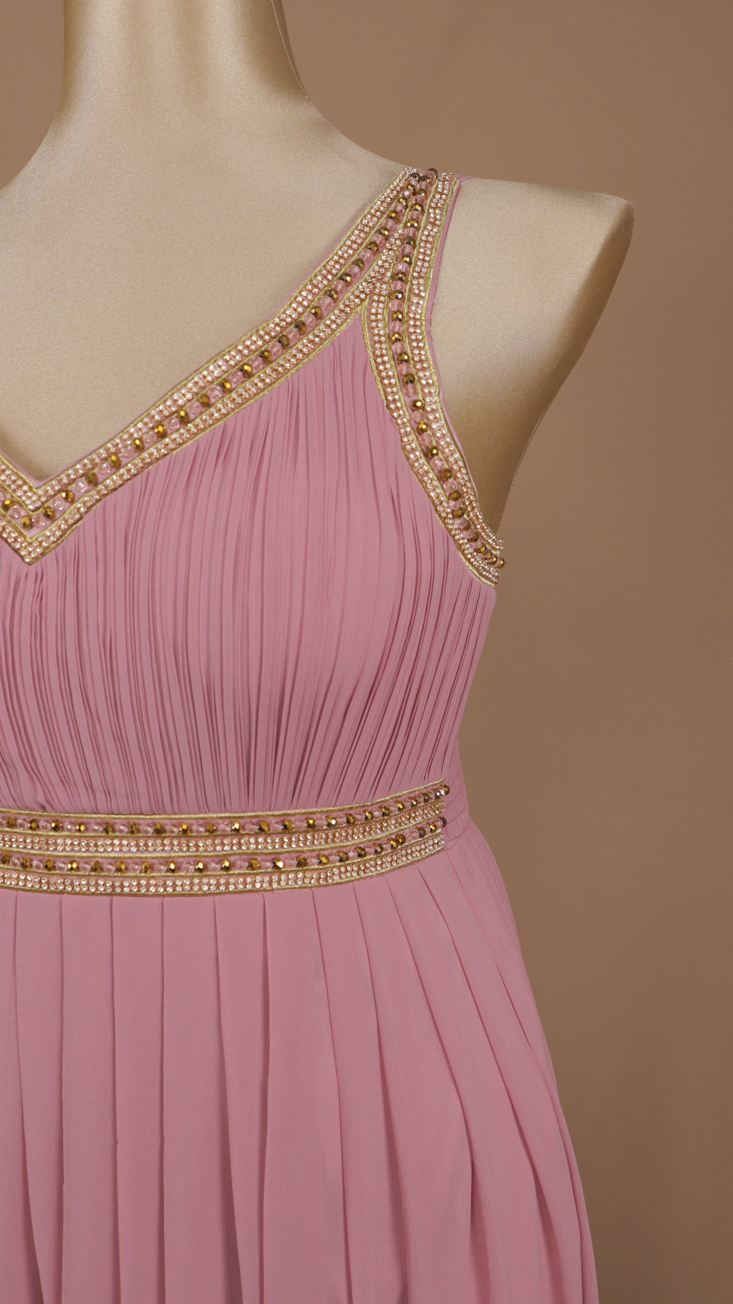 Vestido largo extra con elástico en la espalda y aplicación