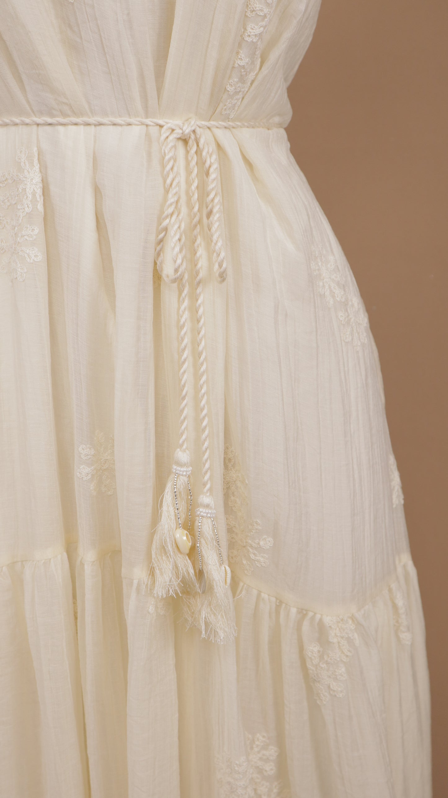 Vestido maxi cuello halter con cinto