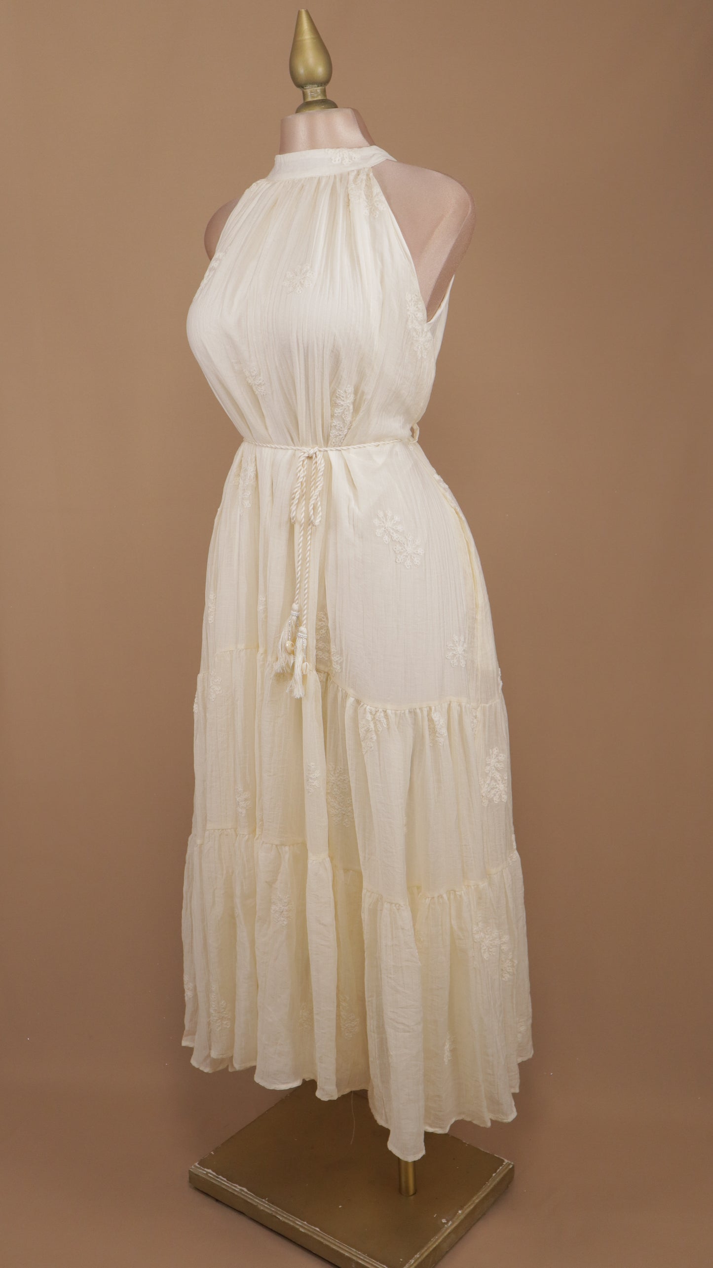 Vestido maxi cuello halter con cinto