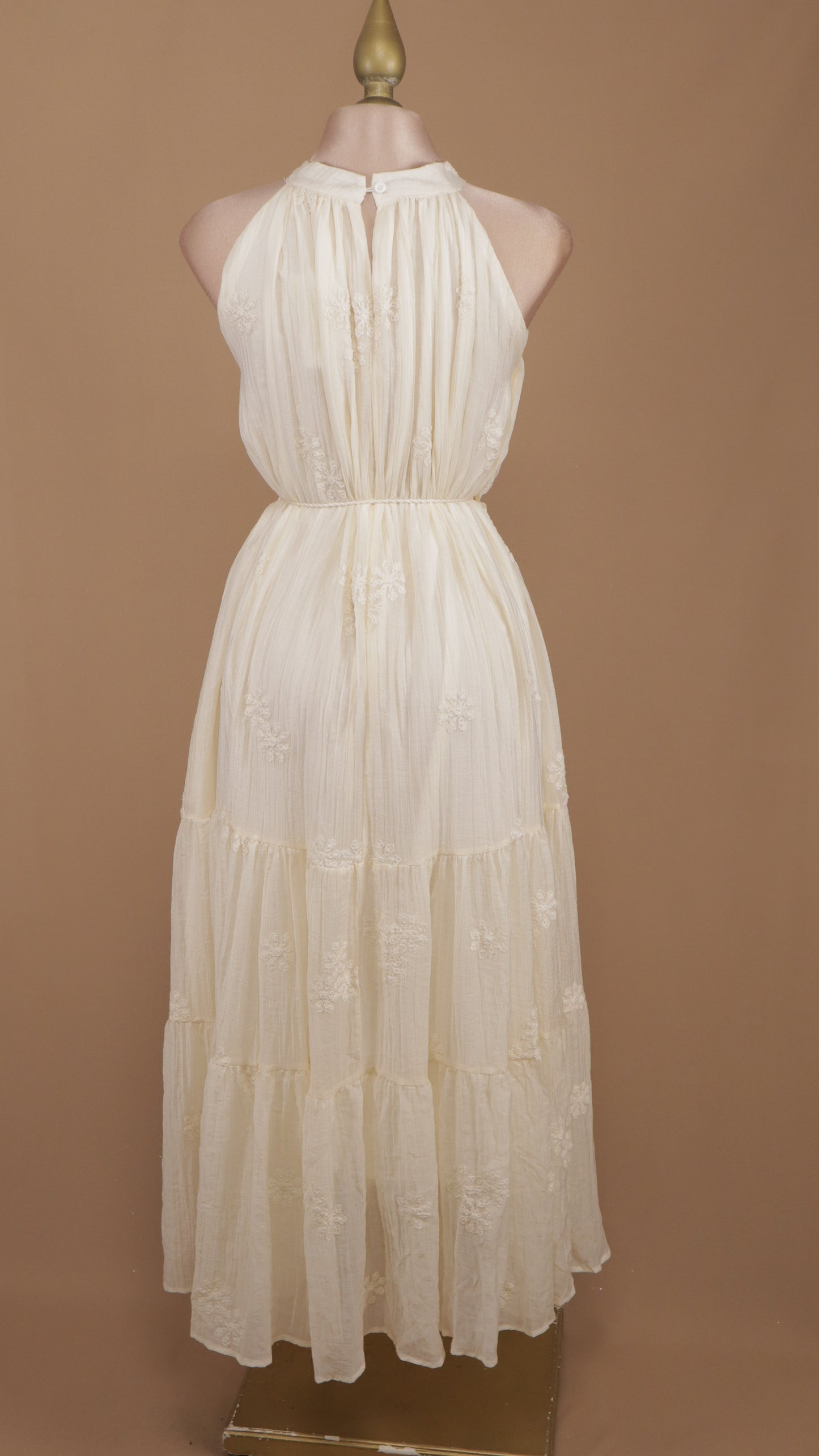 Vestido maxi cuello halter con cinto