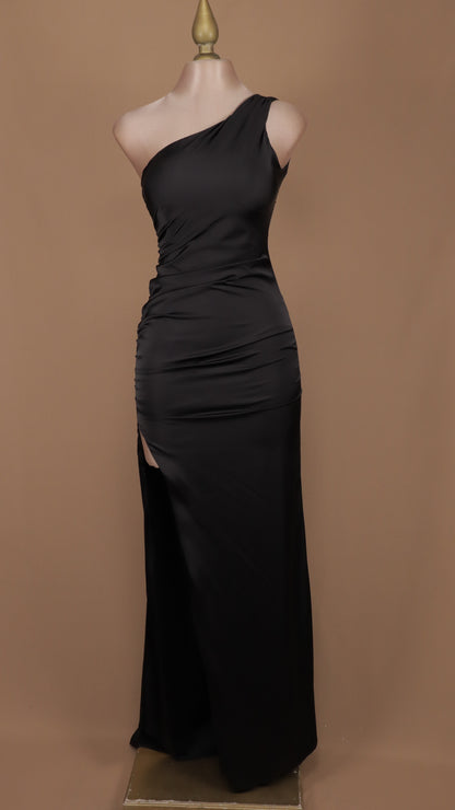 Vestido asimétrico satinado con abertura en pierna