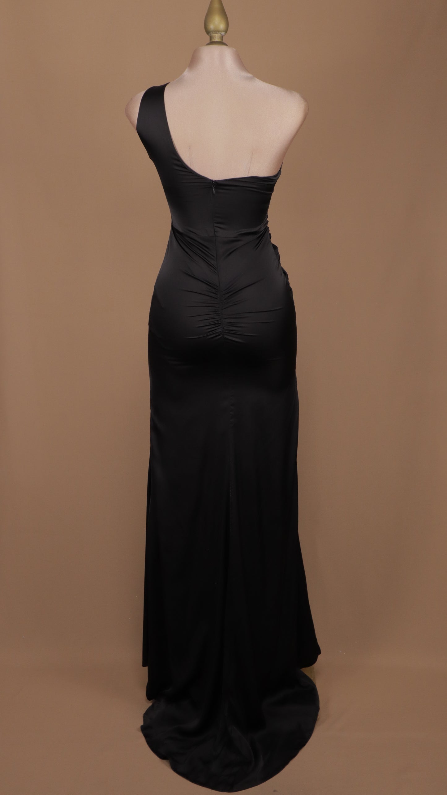 Vestido asimétrico satinado con abertura en pierna