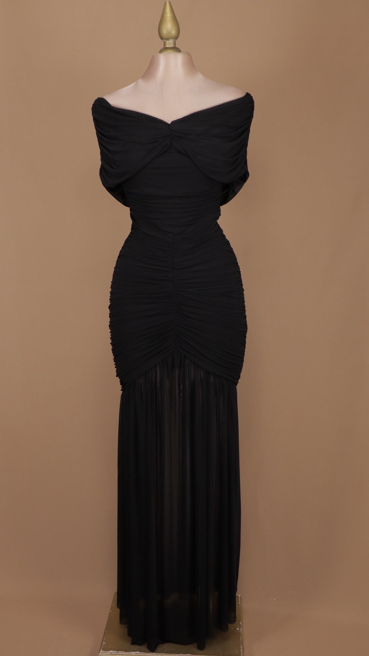 Vestido largo corrugado al hombro