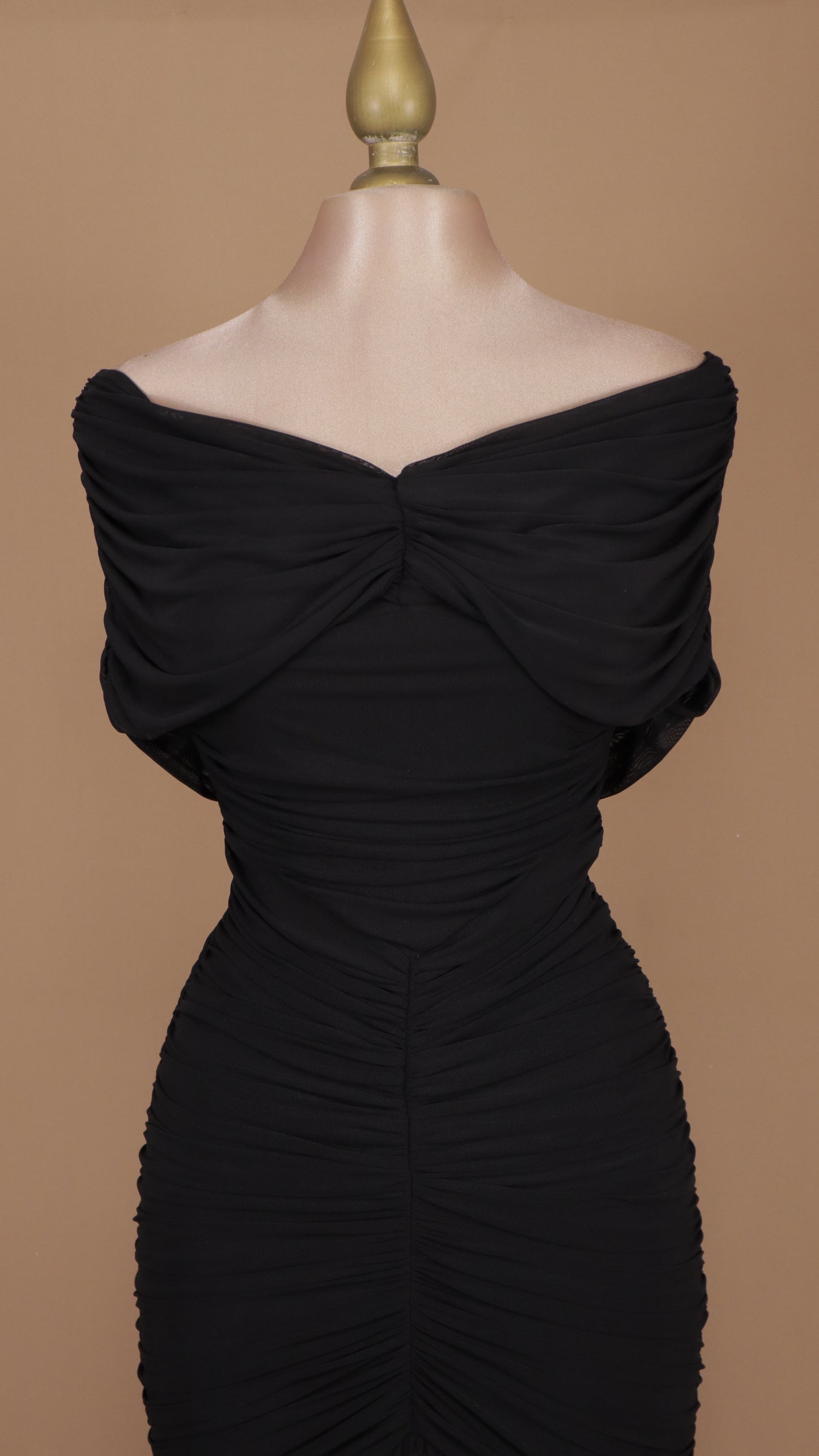 Vestido largo corrugado al hombro