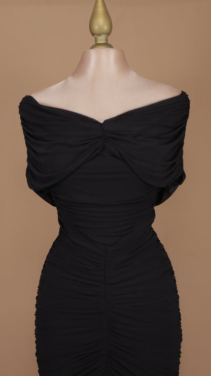 Vestido largo corrugado al hombro