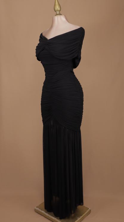 Vestido largo corrugado al hombro