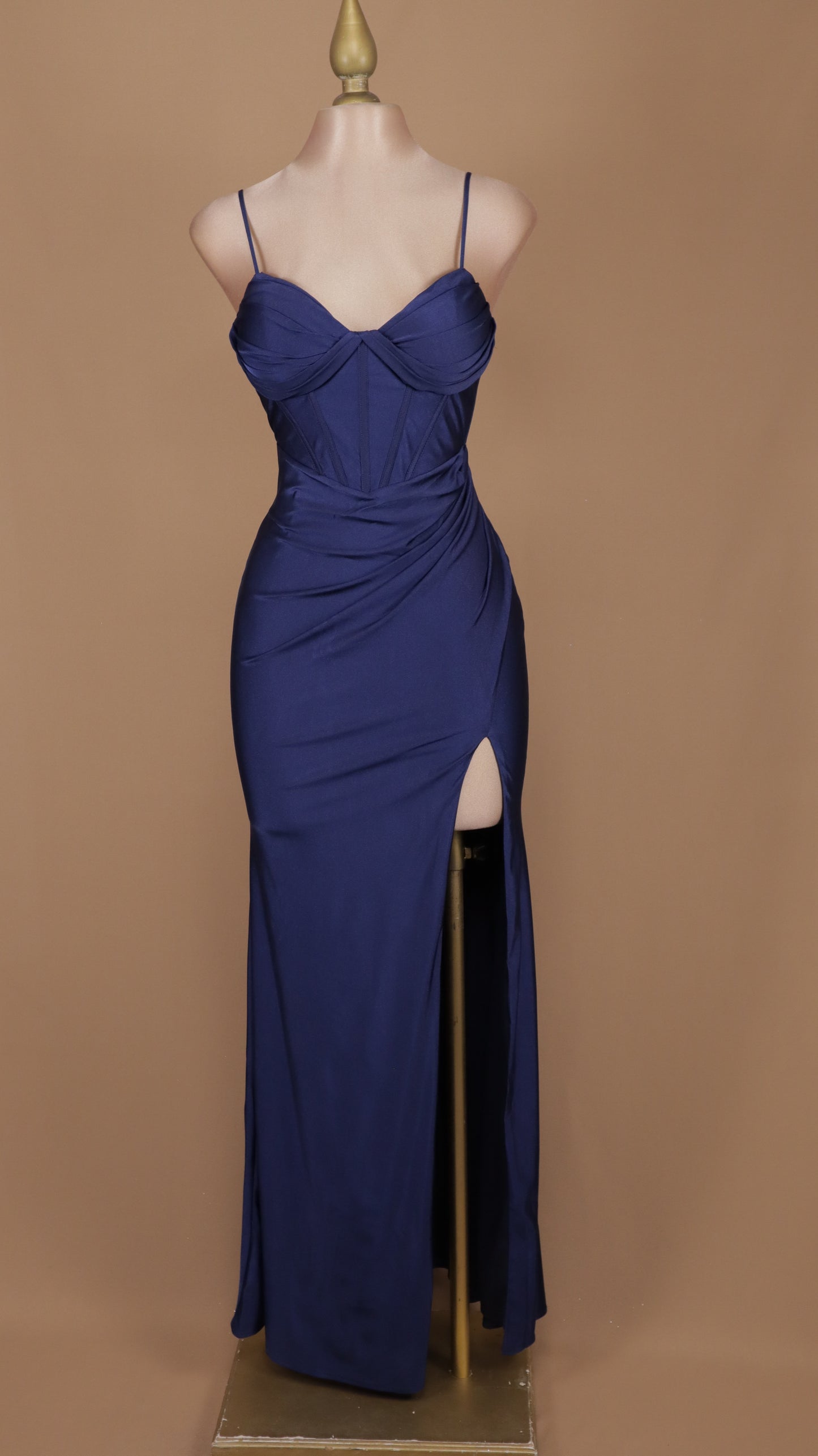 Vestido largo corte sirena con varilla y copa