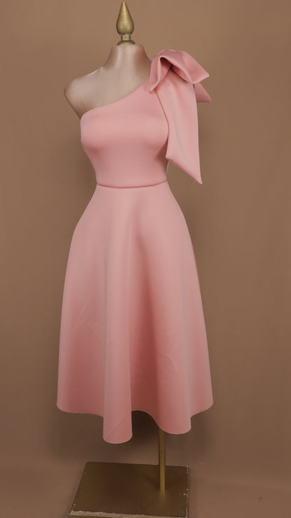 Vestido midi con escote asimétrico y moño