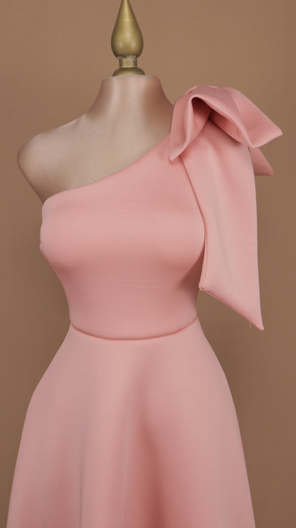 Vestido midi con escote asimétrico y moño