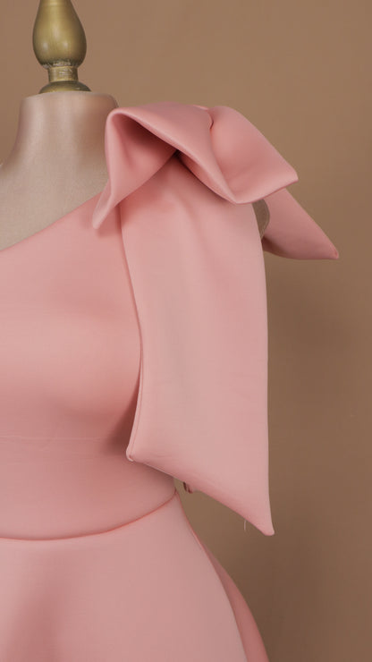 Vestido midi con escote asimétrico y moño