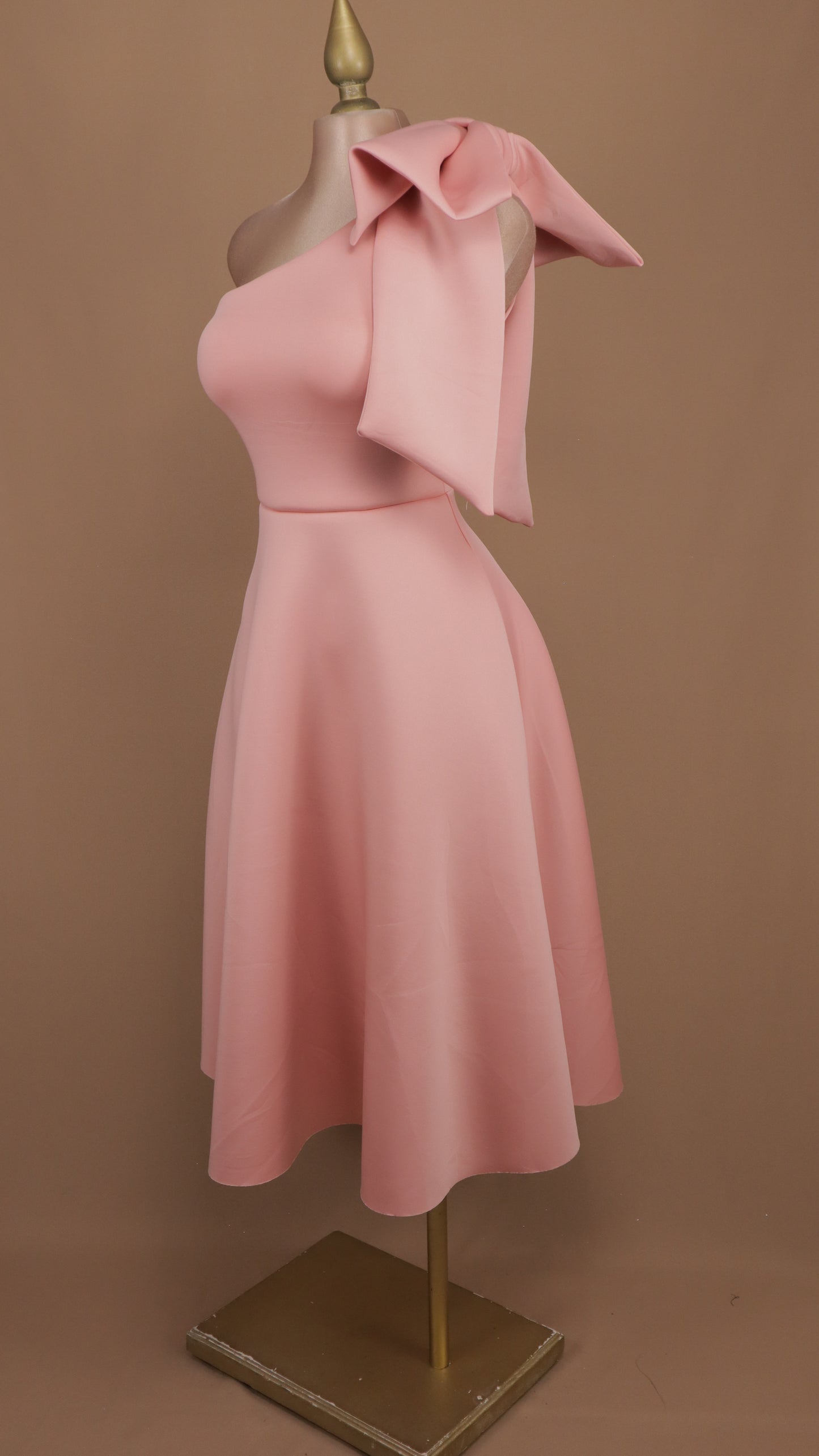 Vestido midi con escote asimétrico y moño