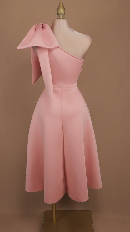 Vestido midi con escote asimétrico y moño