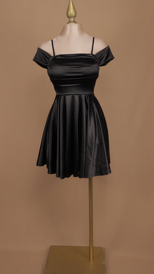 Vestido corto con escote al hombro