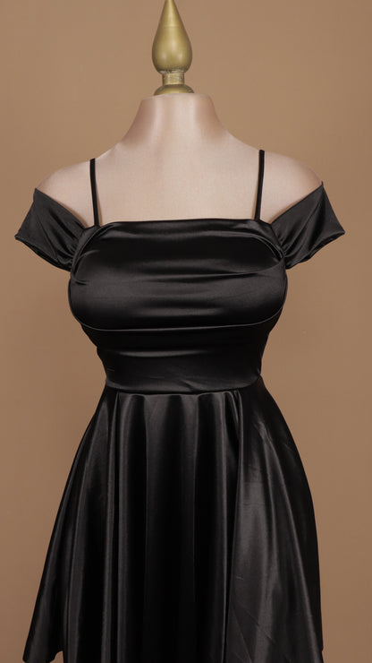 Vestido corto con escote al hombro