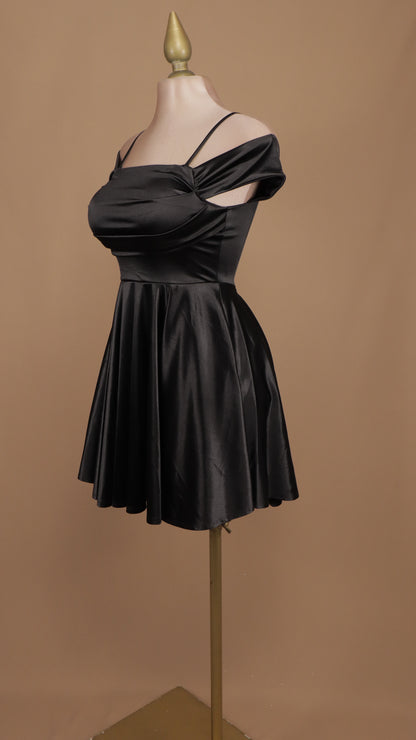 Vestido corto con escote al hombro