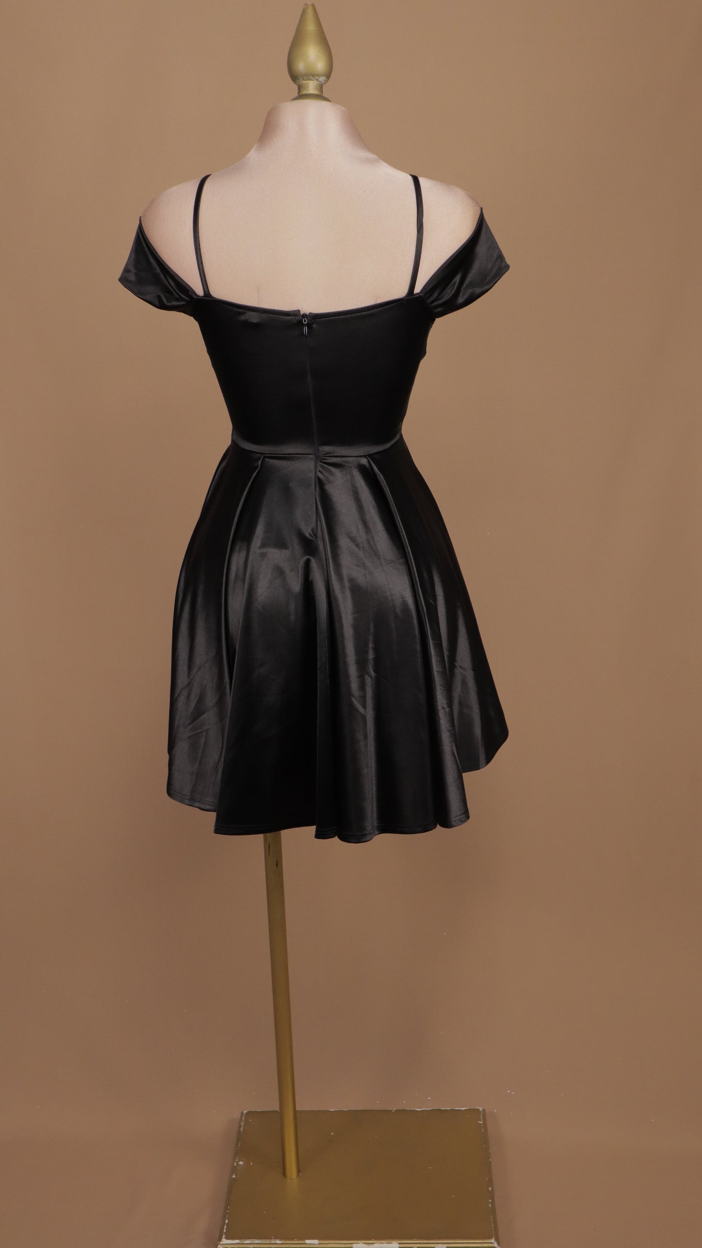 Vestido corto con escote al hombro
