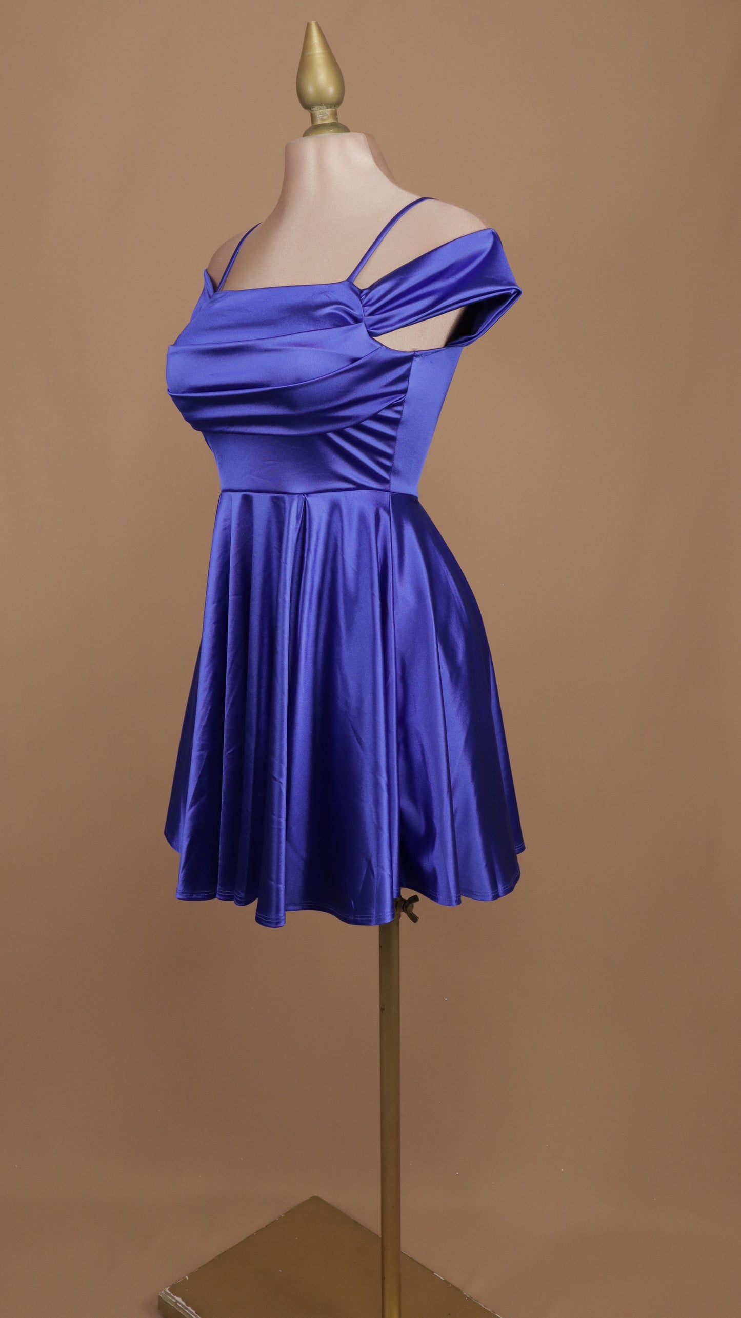 Vestido corto con escote al hombro