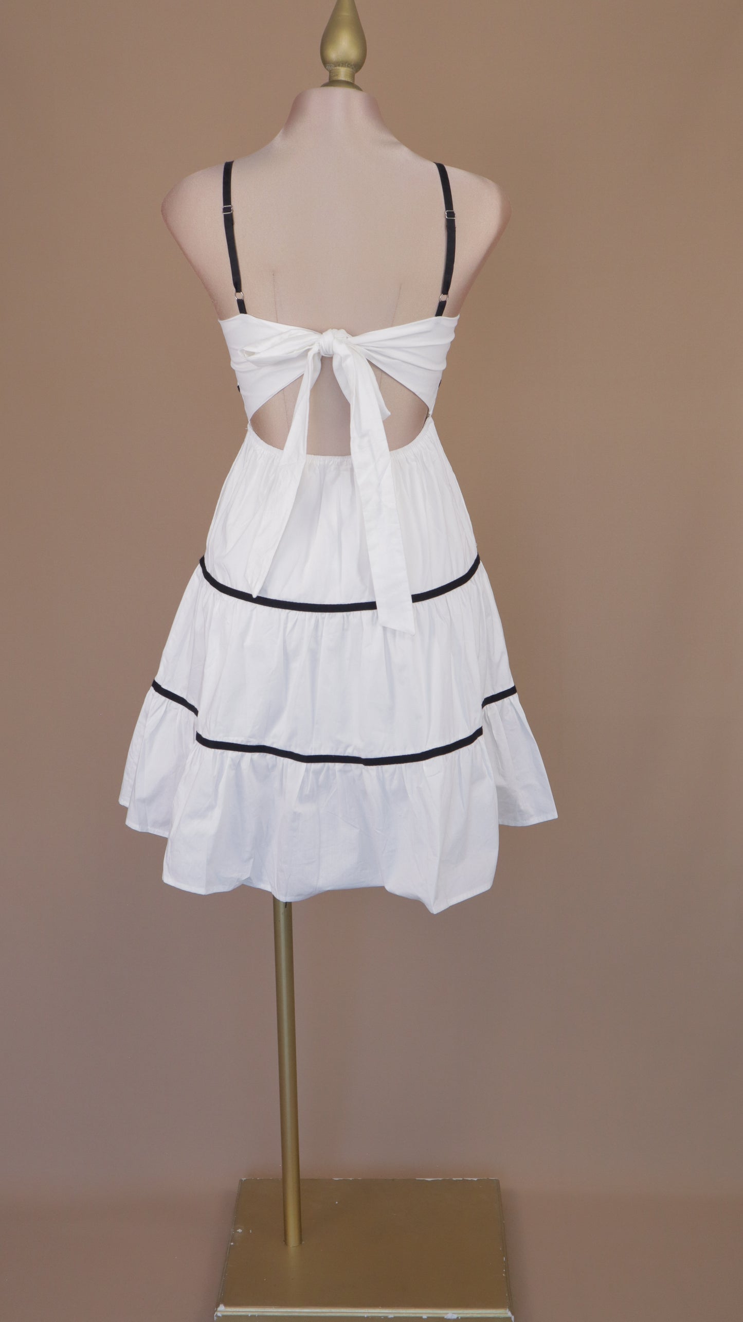 VESTIDO CORTO CON ESCOTE